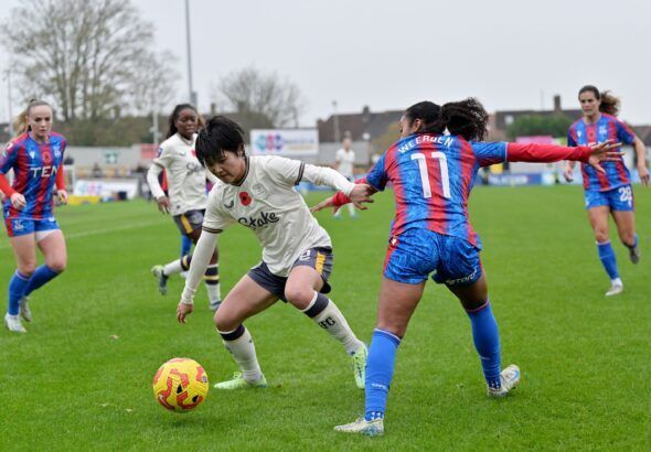 El Palace empató ante un obstinado Everton. Honoka Hayashi trata de irse con el balón de Ashleigh Van Weerden.