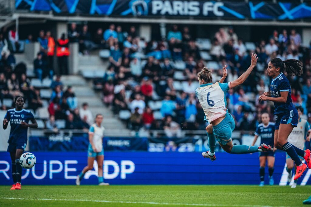 Manchester City y Wolfsburg encarrilan el pase a la fase de grupos. Vivianne Miedema anota una acrobática volea para el City.