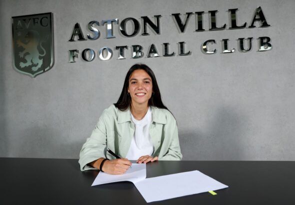 Paula Tomás ya es una villan. La jugadora posa firmando el contrato con su nuevo equipo.