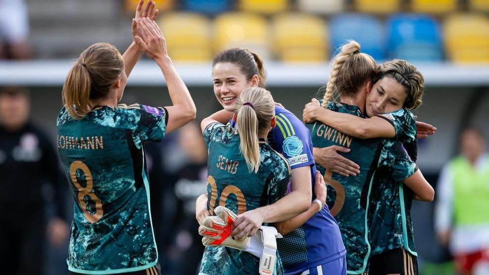 Alemania clasifica junto a España (Grupo A: jornada 4). Las alemanas celebran la clasificación a la Eurocopa.