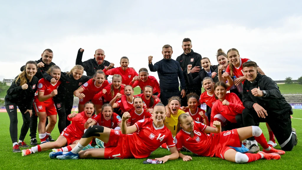 Polonia sella el billete a República Dominicana. Las jugadoras y el staff polaco pasan tras certificar el pase al mundial sub-17.