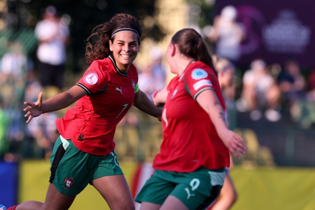 Portugal firma su primera victoria en el sub 19. Marta Gago celebra el tercer gol de la Seleção.