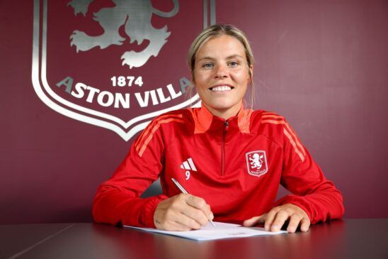 Lynn Wilms, primer fichaje del Villa. Rachel Daly posa firmando su renovación.