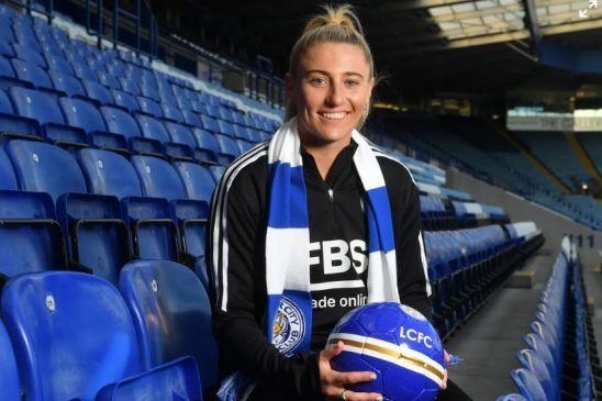 Remy Siemsen llega, por fin, a Leicester. La jugadora posa con una pelota entre las manos sentada en las gradas del King Power Stadium.