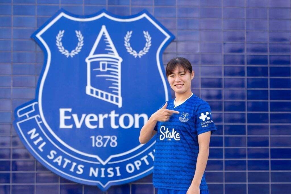 Rion Ishikawa ficha por el Everton. La japonesa posa frente al escudo de la que ya es su nueva casa.