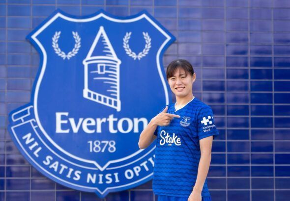 Rion Ishikawa ficha por el Everton. La japonesa posa frente al escudo de la que ya es su nueva casa.