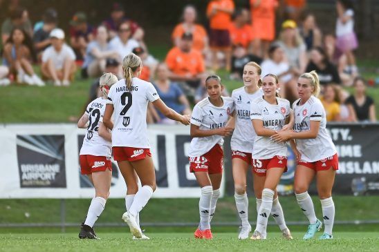 Stott devuelve al City a lo más alto (A-League: jornada 8). Las jugadoras del Wanderer celebran con Harding el tanto del empate.