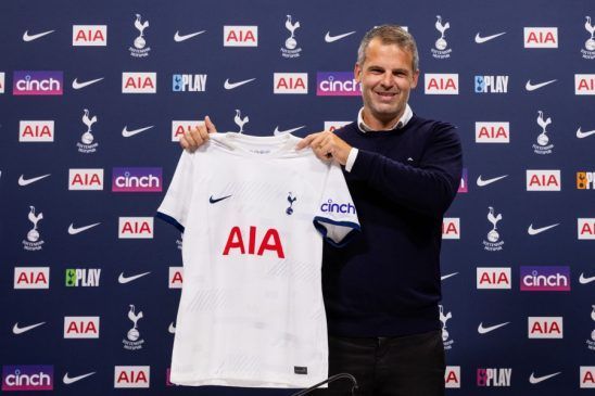 Robert Vilahamn, nuevo entrenador de las spurs. El técnico sueco posa sosteniendo la camiseta de su nuevo equipo.