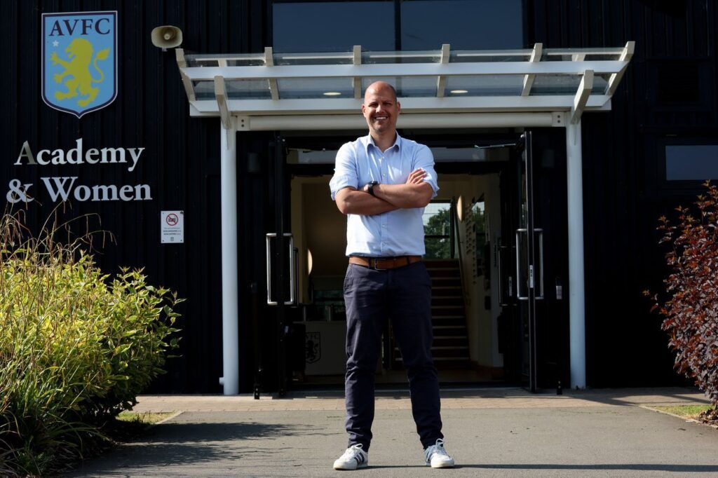 Robert de Pauw es el nuevo entrenador del Villa. El técnico neerlandés posa a la entrada de las instalaciones del equipo de Birmingham.