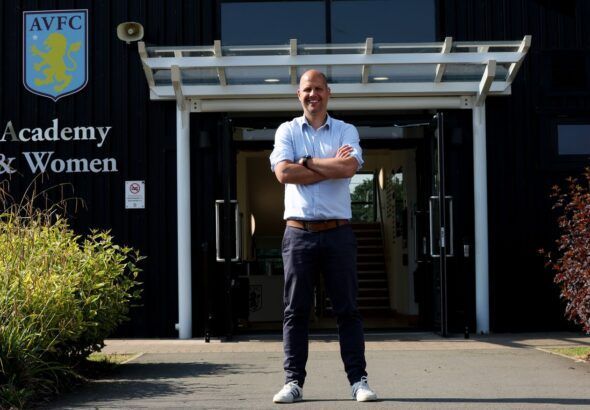 Robert de Pauw es el nuevo entrenador del Villa. El técnico neerlandés posa a la entrada de las instalaciones del equipo de Birmingham.