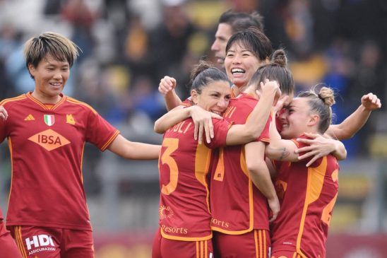 Fiorentina y Roma lucharán por la Coppa Italia. Las jugadoras de la Roma abrazan a Haavi tras anotar uno de los tantos de la eliminatoria.