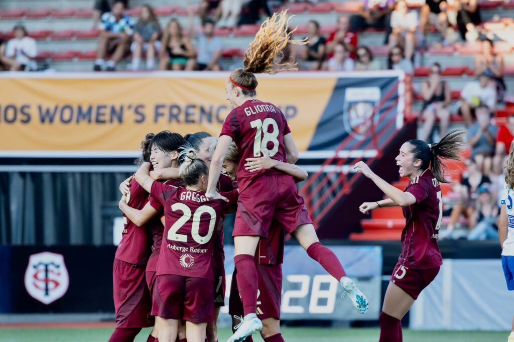 La Roma remonta y se cuela en la final de la AMOS Women's French Cup. Las jugadoras del conjunto italiano celebran el tanto de la victoria.