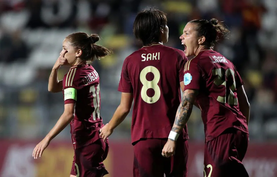 La Roma arranca con buen pie su campaña europea. Manuela Giugliano celebra el tanto junto a sus compañeras Saki Kumagai y Elena Linari.
