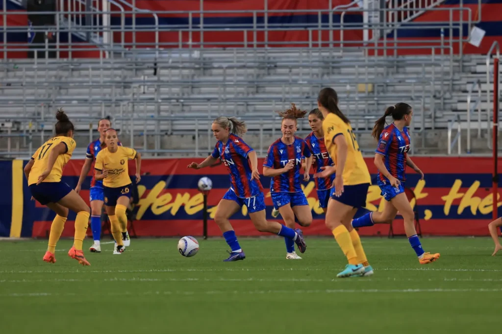 Dura prueba de fuego para el Palace. Las jugadoras de Crystal Palace tratan de llevarse el balón frente a varias jugadoras de Utah Royals.