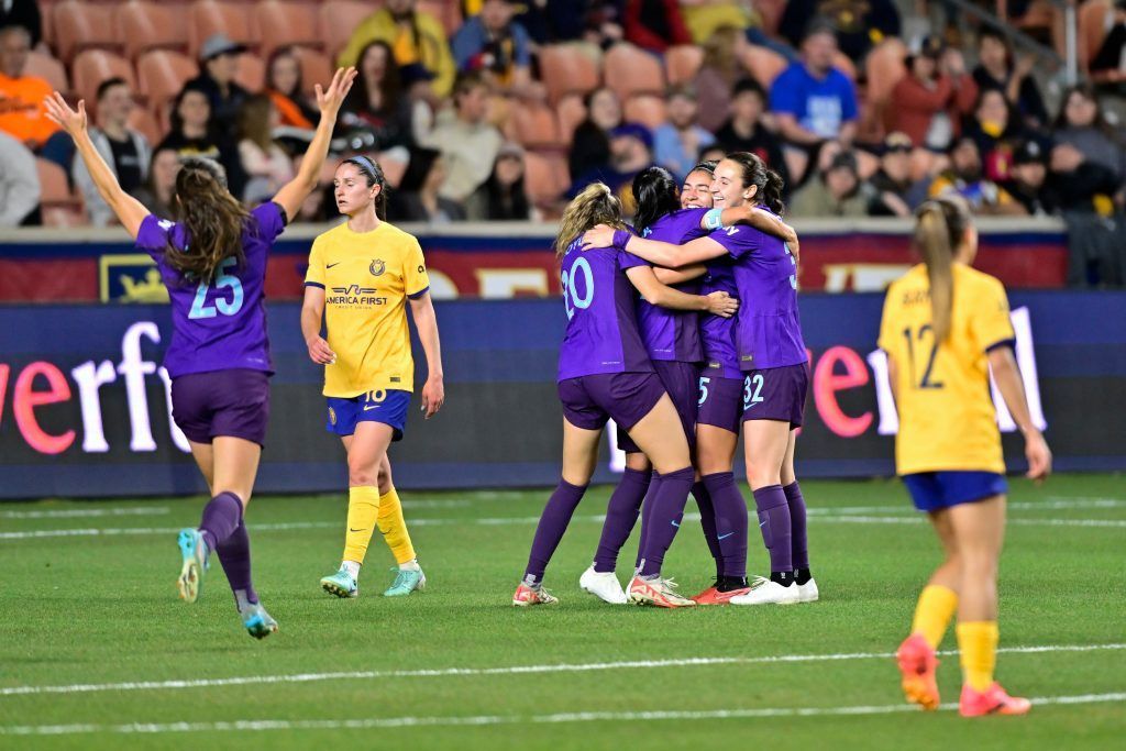 Marta sigue haciendo historia (NWSL: jornada 4). Las jugadoras de Orlando abrazan a la brasileña tras anotar el tanto de la victoria.