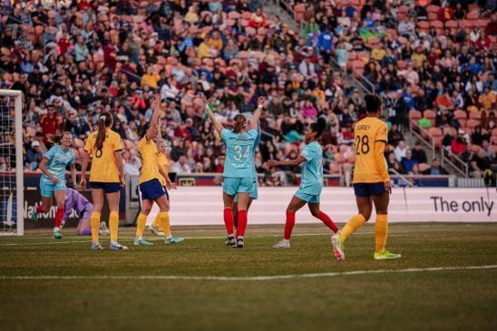 Festival de goles para arrancar la temporada (NWSL: jornada 1). Las jugadoras de Chicago Red Stars celebran uno de los goles frente a Utah Royals.
