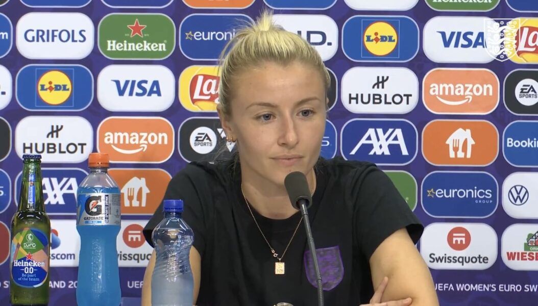 Sarina Wiegman: «No queremos un partido estresante». Leah Williamson acompañaba a la seleccionadora en la rueda de prensa.