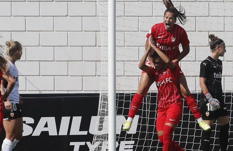 El Sevilla logra su primera victoria