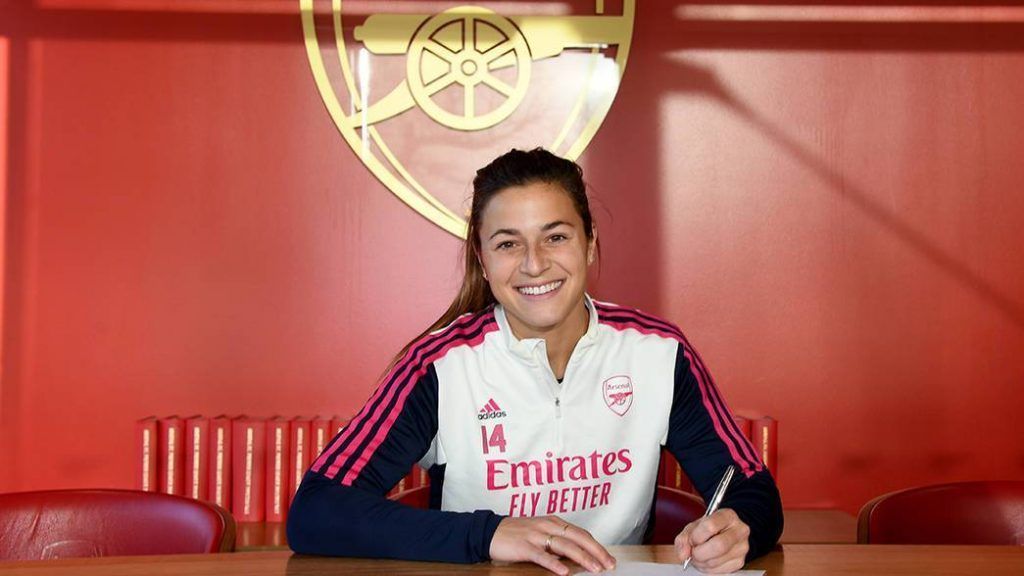 Sabrina D'Angelo es la nueva portera del Arsenal. La guardameta posa sonriente firmando su nuevo contrato.