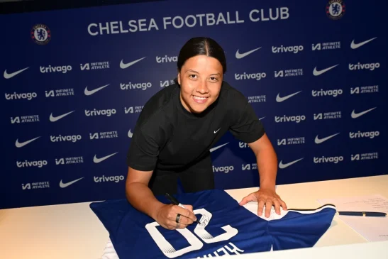 Sam se Kerrda. Sam Kerr posa sonriente mientras firma una camiseta tras renovar con el Chelsea.