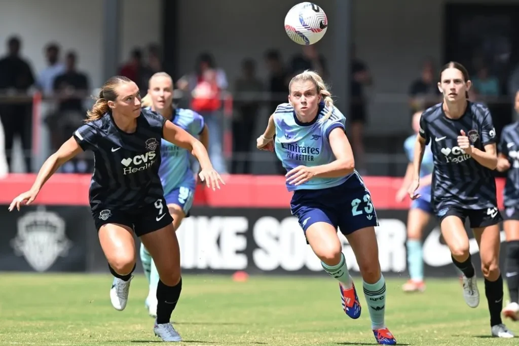 Alessia Russo protagoniza la victoria del Arsenal en Washington DC.