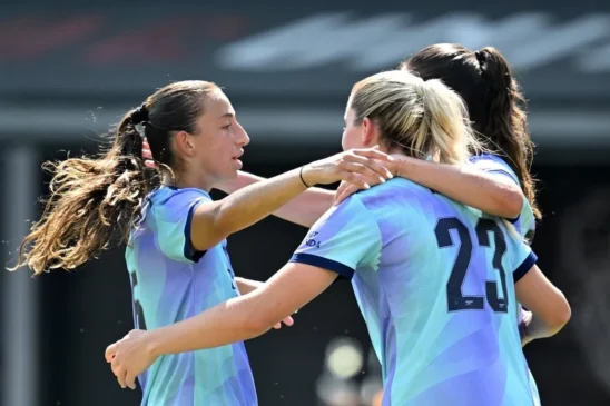 Russo protagoniza la victoria del Arsenal en Washington DC. Rosa Kafaji se abraza a sus compañeras tras asistir en el gol de la victoria.