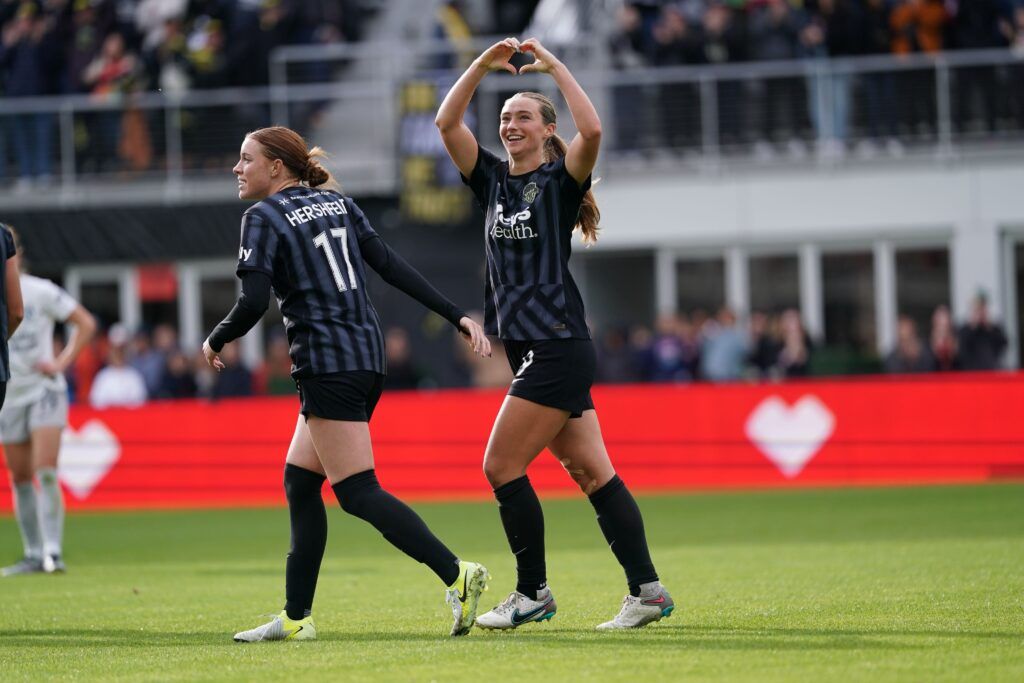 Las Spirit sufren para estar en semis. Hal Hershfelt y Tara McKeown celebran el gol del empate.