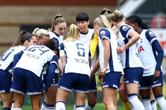 El Tottenham despide a Vilahamn tras una mala temporada en la WSL. Grupo de jugadoras de las Spurs durante una charla de equipo.