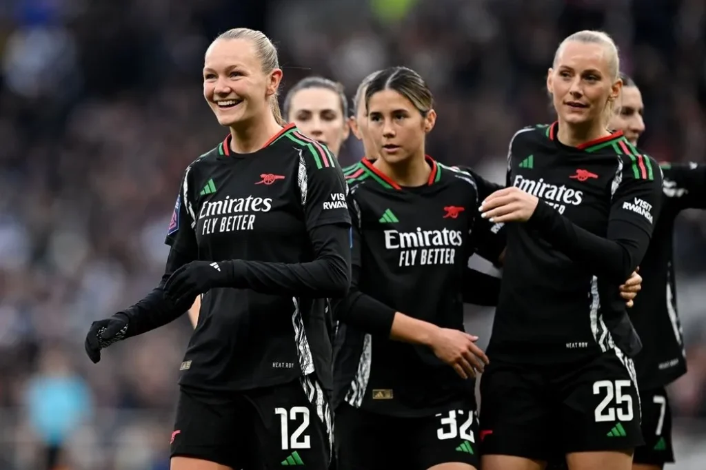 El Arsenal sigue mandando en el norte de Londres. Frida Maanum, Kyra Cooney-Cross y Stina Blackstenius celebran el gol de la victoria en casa del Tottenham.