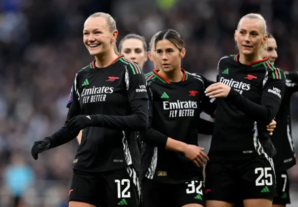El Arsenal sigue mandando en el norte de Londres. Frida Maanum, Kyra Cooney-Cross y Stina Blackstenius celebran el gol de la victoria en casa del Tottenham.