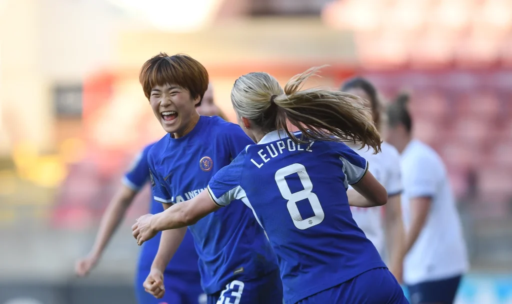 Hamano deja la liga al rojo. Melanie Leupolz corre a abrazar a Maika Hamano tras anotar el tanto de la victoria.