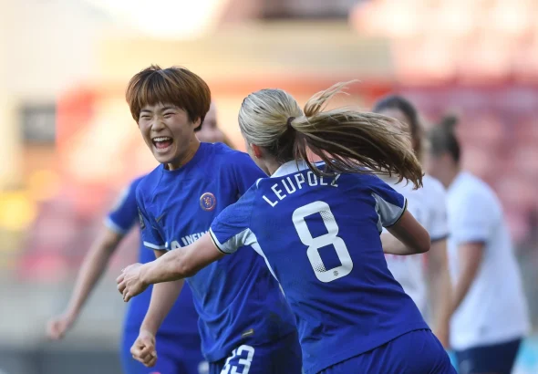 Hamano deja la liga al rojo. Melanie Leupolz corre a abrazar a Maika Hamano tras anotar el tanto de la victoria.