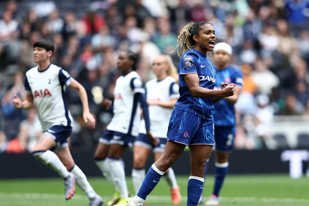 El Chelsea, a un paso del invicto. Catarina Macario celebra el tanto de la victoria.