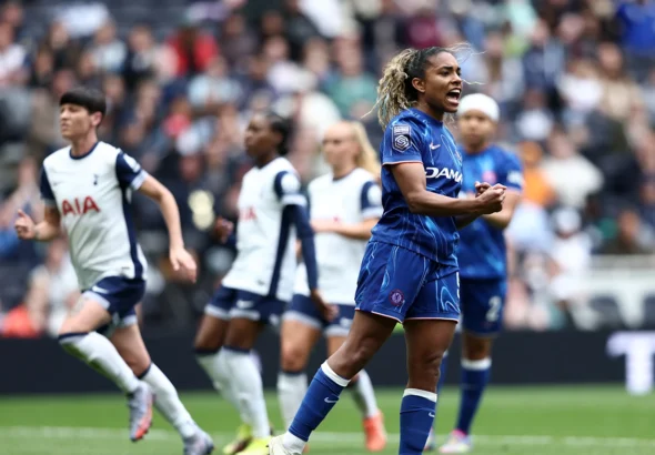 El Chelsea, a un paso del invicto. Catarina Macario celebra el tanto de la victoria.