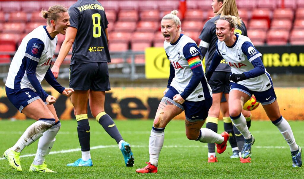 Beth England defiende la polémica victoria contra las toffees. Jugadoras de las spurs celebran uno de los dos goles de su capitana.