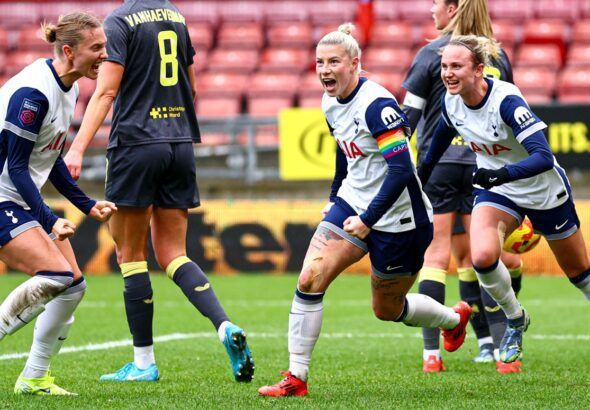 Beth England defiende la polémica victoria contra las toffees. Jugadoras de las spurs celebran uno de los dos goles de su capitana.
