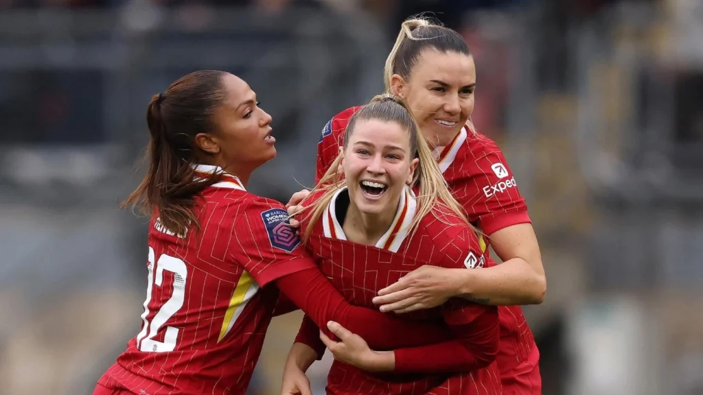Marie Höbinger le da la primera victoria al Liverpool. Taylor Hinds y Gemma Bonner abrazan a la jugadora tras anotar uno de sus dos goles.