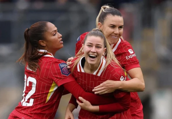 Marie Höbinger le da la primera victoria al Liverpool. Taylor Hinds y Gemma Bonner abrazan a la jugadora tras anotar uno de sus dos goles.