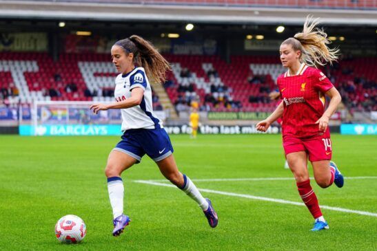 Höbinger le da la primera victoria al Liverpool. La jugadora austriaca persigue a Maite Oroz, con el balón.