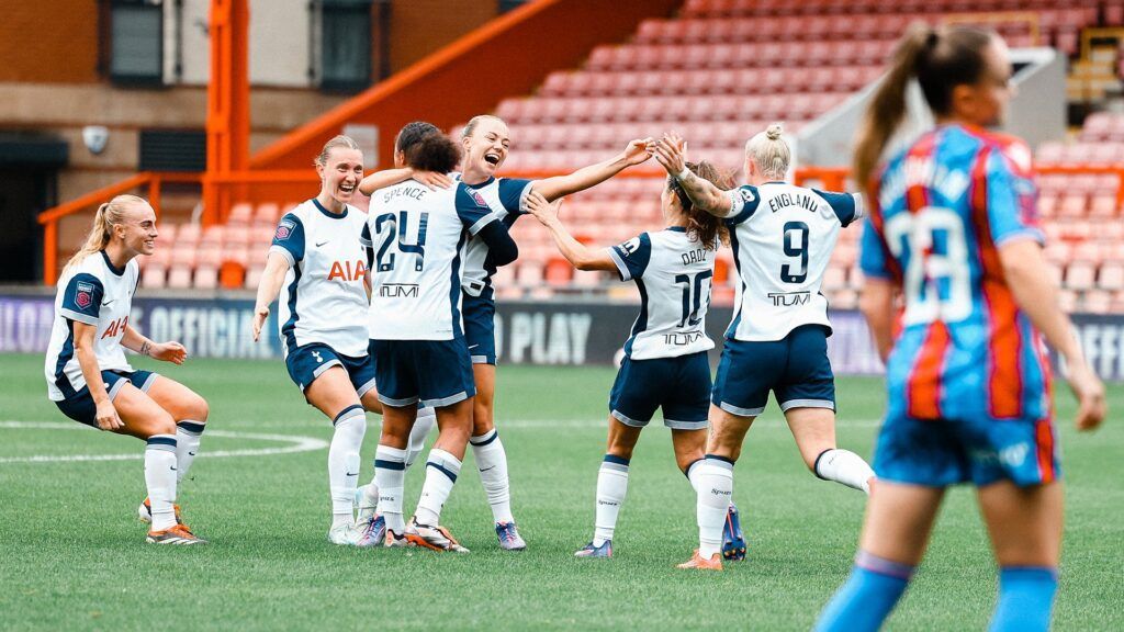 Goleada al Palace en su estreno en la WSL. Las spurs celebran uno de los cuatro goles de la velada.