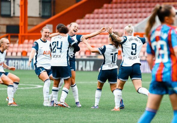 Goleada al Palace en su estreno en la WSL. Las spurs celebran uno de los cuatro goles de la velada.