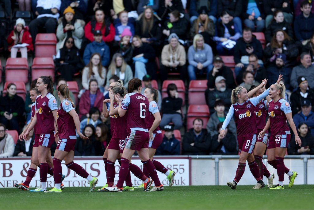 El Villa sigue sumando. Las jugadoras celebran el tanto de Jordan Nobbs, que saluda a la grada.