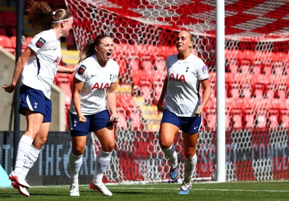 Las spurs arrancan temporada con goleada.