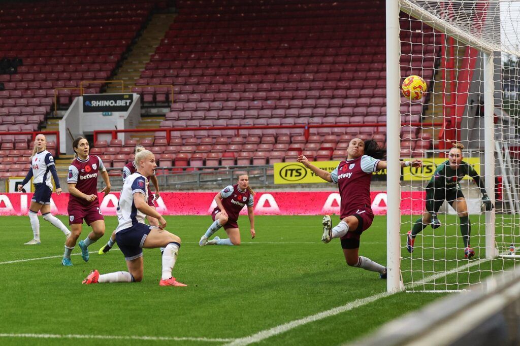 Un gol en contra le regala el derbi a las spurs. Imagen del gol de Beth England al comienzo de la segunda parte.