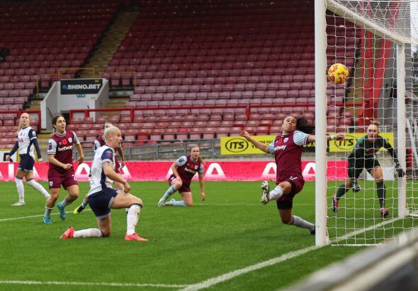 Un gol en contra le regala el derbi a las spurs. Imagen del gol de Beth England al comienzo de la segunda parte.