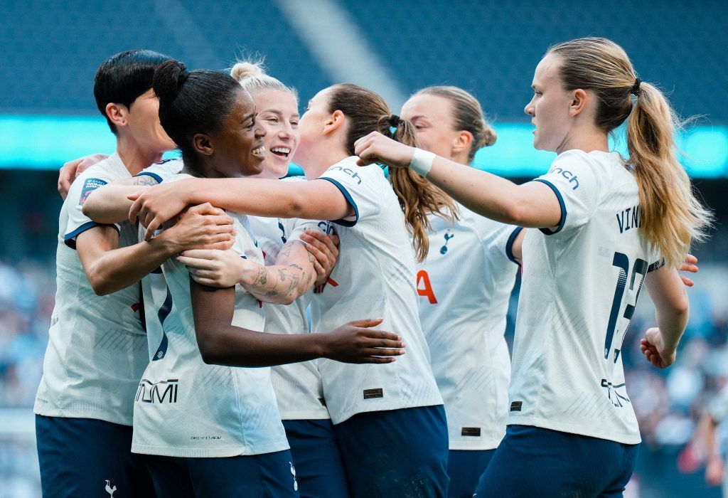 Las spurs cierran una temporada histórica. Las jugadoras se abrazan celebrando uno de los tantos de la tarde.