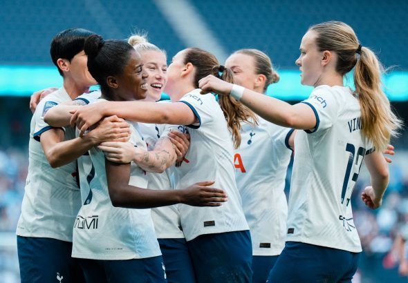 Las spurs cierran una temporada histórica. Las jugadoras se abrazan celebrando uno de los tantos de la tarde.