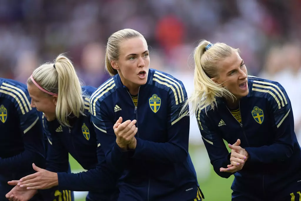 Suecia, dispuesta a aclarar dudas. Glas, Eriksson y Jakobsson aplauden alentando a sus compañeras antes del inicio de un partido.