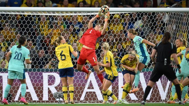 Las suecas logran un nuevo podio. Mušović se alza para afianzar un balón tras un remate de las Matildas.