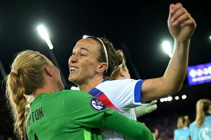 Hannah Hampton y Lucy Bronze encabezan la heroica de las Lionesses.